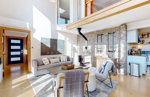 Alexander House | Stunning Dog-friendly Mountain Retreat with 4 BR and views