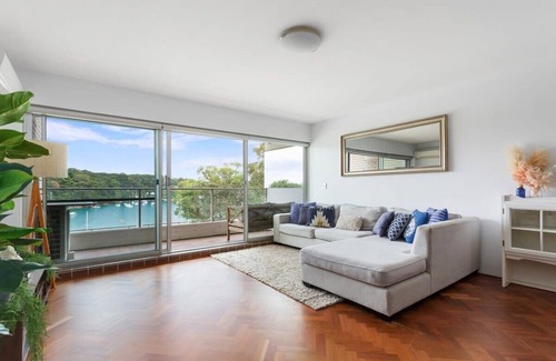 McMahons Point Apartment | Stunning double-story waterfront retreat