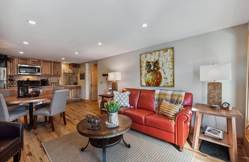 Blowing Rock Cottage | STUNNING Downtown-Fenced Yard-Private Hot Tub-Fire Pit