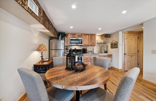 Blowing Rock Cottage | STUNNING Downtown-Fenced Yard-Private Hot Tub-Fire Pit