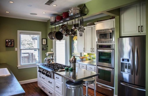 Hollywood - Santa Monica House | Stunning E Dallas 3BR Pool Spa Fireplace Retreat