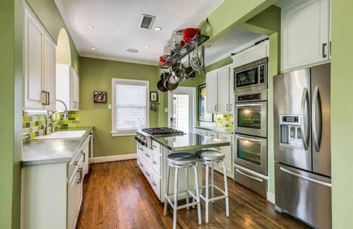 Hollywood - Santa Monica House | Stunning E Dallas 3BR Pool Spa Fireplace Retreat