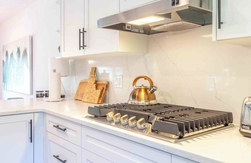 Elkhorn Village Condo | Stunning Elkhorn Condo with Sauna, Hot Tub, + More!