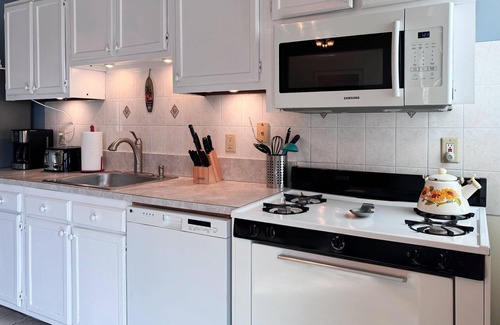 Union City Apartment | Stunning Empire State View - Apt # 4 - Sleeps 12! - 15 mins to NYC