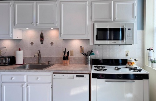 Union City Apartment | Stunning Empire State View - Apt # 4 - Sleeps 12! - 15 mins to NYC