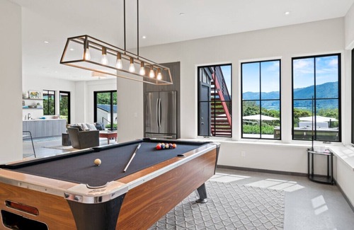 Glen Ellen House | Stunning Estate - 4BD All Ensuite with gardens, pool