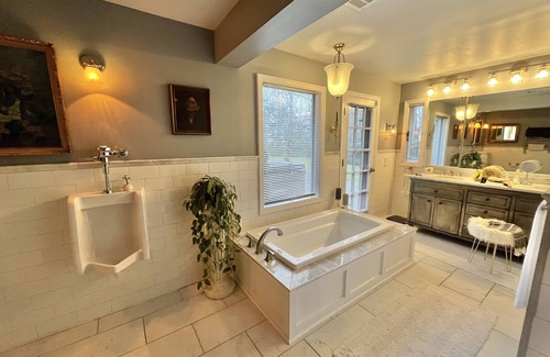Kingston House | Stunning Estate w/Hot Tub- 5 minutes from Uptown Kingston