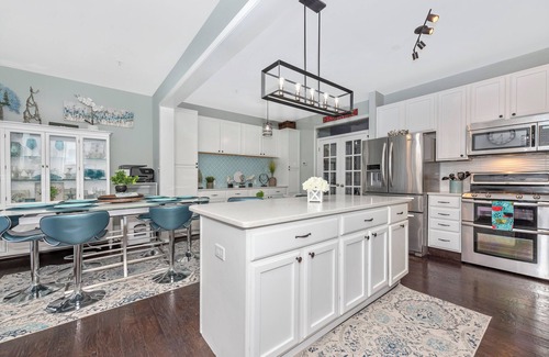 Linganore-Bartonsville House | Stunning Executive Style Suite with Queen & Twin bed