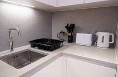 Dudden Hill Apartment | Stunning Flat swimming pool/gym