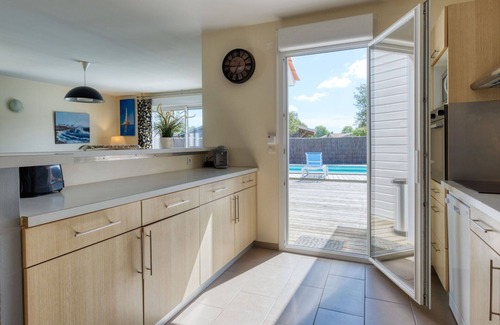 Vensac Villa | Stunning private villa for 8 people with WIFI, private pool, TV, terrace, pets allowed and parking