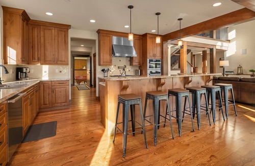 Cle Elum House | Stunning GOLF COURSE HOME with SWIM SPA! 300 yards from the Winery!