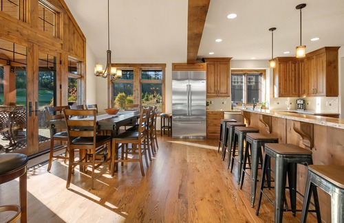 Cle Elum House | Stunning GOLF COURSE HOME with SWIM SPA! 300 yards from the Winery!