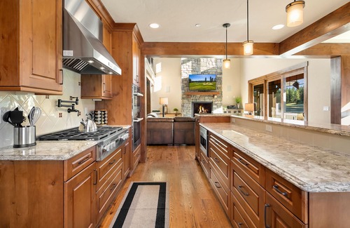 Cle Elum House | Stunning GOLF COURSE HOME with SWIM SPA! 300 yards from the Winery!