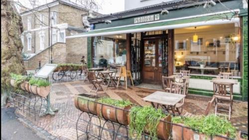 Southwark Apartment | STUNNING GROUND FLOOR GARDEN APARTMENT - Entire Apartment, Centrally Located, With Free Off Road Parking By Flat & Wiffi, Beautifully Secluded, 3 mins From All Amenities