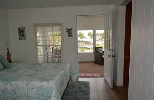 Horseshoe Beach House | Stunning Gulf views with Kayaks, Pedal Boat, Bikes and Tiki Bar with TV