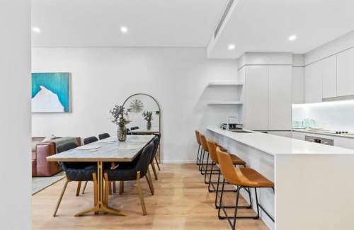 West End Apartment | Stunning Helia Sanctuary - West End w parking and pool