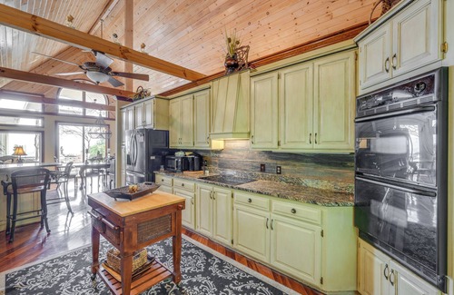 Hiawassee House | Stunning Hiawassee Hideaway w/Impeccable Views!