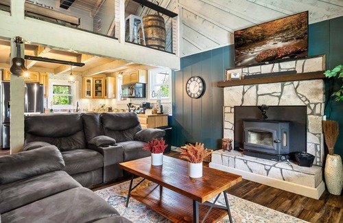 Kodak Cabin | Stunning Hillside Cabin w/Hot Tub & Game Room