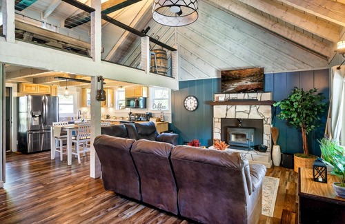 Kodak Cabin | Stunning Hillside Cabin w/Hot Tub & Game Room