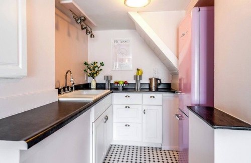 Atwater Village Apartment | Stunning Hilltop apartment - Hollywood Vibe and View