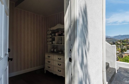 Atwater Village Apartment | Stunning Hilltop apartment - Hollywood Vibe and View