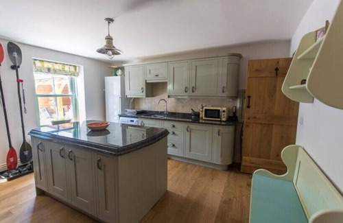 Tan-y-groes House | Stunning holiday cottage situated on the edge of the sea