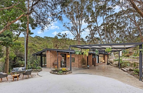 Galston House | Stunning Holiday Haven with Nearby Waterfall