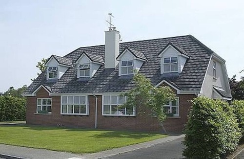 Killarney House | Stunning Home Adjacent to Killarney National Park - Free Wifi.