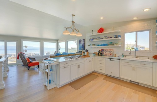 Oak Harbor House | Stunning Home in Coupeville w/Deck + Beach Access