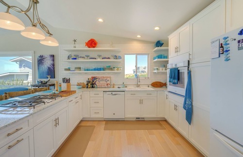 Oak Harbor House | Stunning Home in Coupeville w/Deck + Beach Access