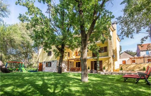 Trilj House | Stunning Home In Dicmo With Kitchen