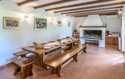 Trilj House | Stunning Home In Dicmo With Kitchen