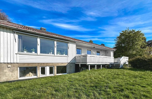 Mandal House | Stunning home in Mandal with house sea view