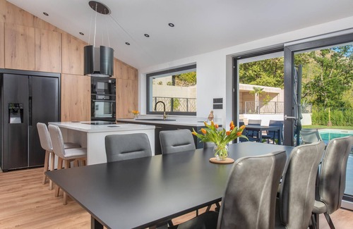 Split House | Stunning home in Srinjine with WiFi