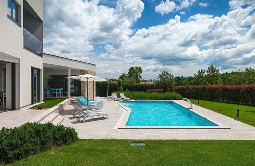Kringa House | Stunning home in Tinjan with sauna