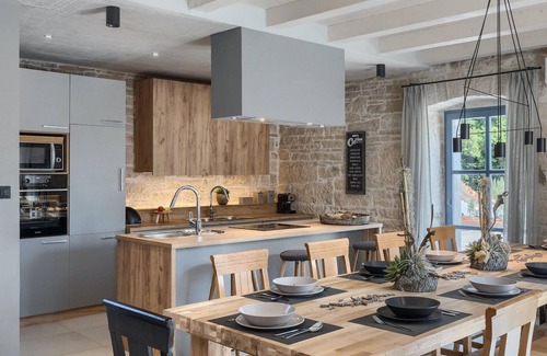 Brecevici House | Stunning home in Tinjan