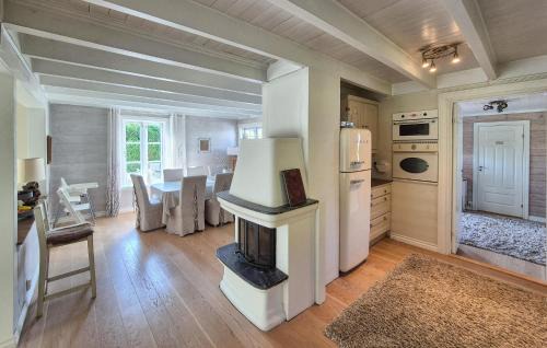 Vikebygd House | Stunning Home In Vikebygd With House A Mountain View