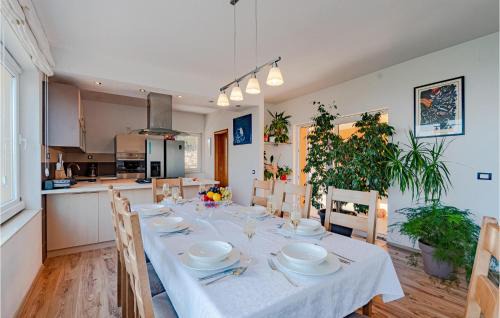 Zrnovo House | Stunning Home In Zrnovo With Wifi