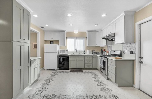 West Covina House | Stunning Home · LA Main Attractions + Disneyland!