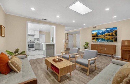 West Covina House | Stunning Home · LA Main Attractions + Disneyland!