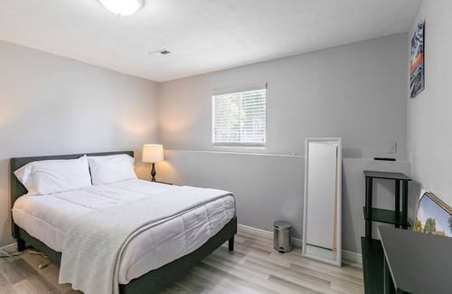 Sandy House | Stunning Home W/Mountain Views 4 Bedroom Home