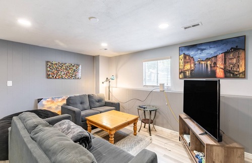 Sandy House | Stunning Home W/Mountain Views 4 Bedroom Home