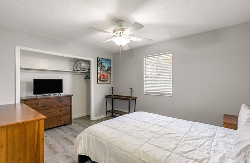 Sandy House | Stunning Home W/Mountain Views 4 Bedroom Home