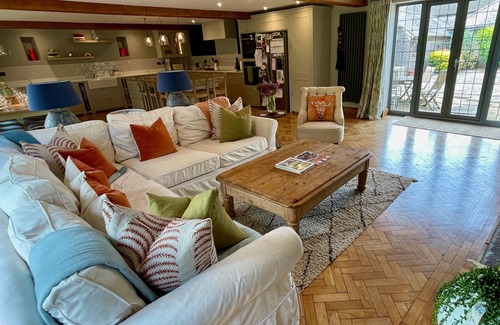 Storrington House | Stunning Home w/Tennis Court, Hot Tub, Huge Garden, 25 Mins to Beach