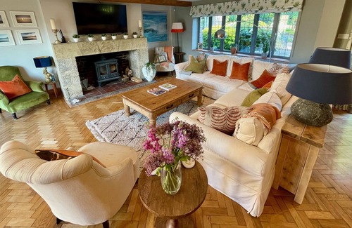 Storrington House | Stunning Home w/Tennis Court, Hot Tub, Huge Garden, 25 Mins to Beach