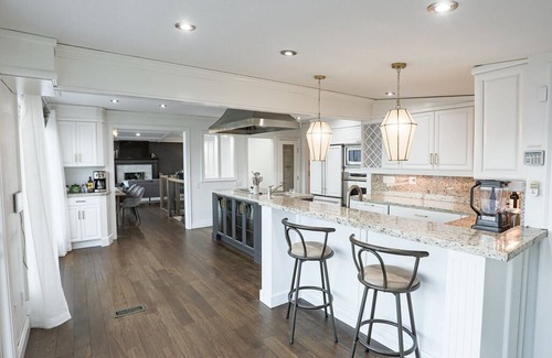 Central Okanagan House | Stunning Home with a 180° view of the Lake + Hot Tub + Firepit + Pool Table
