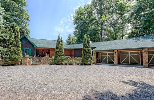 Young Harris House | Stunning Home with Lake and endless Mountains Views