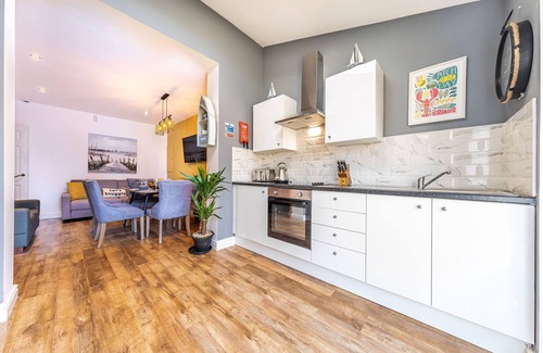Everton Villa | Stunning house close to the stadium + Hot tub!