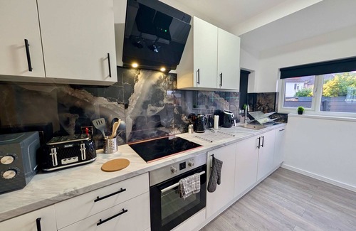 London Borough of Bexley House | Stunning House With Parking in London
