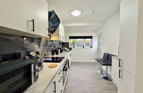 London Borough of Bexley House | Stunning House With Parking in London